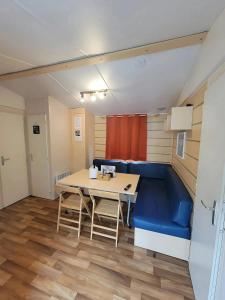 O zonă de relaxare la Bungalow charmant à Ivry-la-Bataille avec piscine partagée