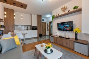 a living room with a couch and a table at Apartman T&NI in Zlatibor