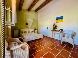 a bedroom with a bed and a table and chairs at La Farigoulette in Taradeau