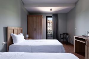 Postel nebo postele na pokoji v ubytování Hotel InnDigo in Kutaisi