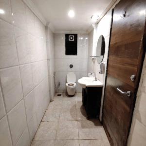 Koupelna v ubytování Hotel Shree Sai Wada + 22 fotografií