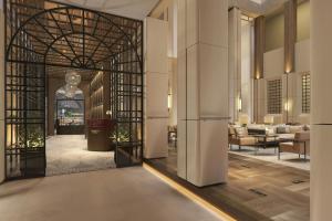 une vue d'un hall d'entrée avec une porte menant à un salon dans l'établissement Berlin Marriott Hotel, à Berlin