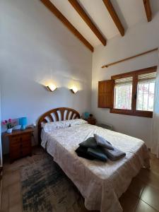 een slaapkamer met een groot bed met een houten hoofdeinde bij Casa Les Palmeretes, Alicante in El Campello +49 foto's