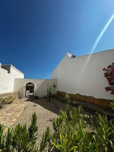 een wit gebouw met een binnenplaats met planten bij Casa Les Palmeretes, Alicante in El Campello