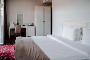Postel nebo postele na pokoji v ubytování Sota Metekhi Hotel Tbilisi