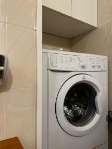een witte wasmachine en droger in een keuken bij Casa Les Palmeretes, Alicante in El Campello