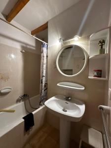 een badkamer met een wastafel en een spiegel bij Casa Les Palmeretes, Alicante in El Campello