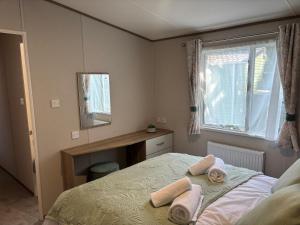 เตียงในห้องที่ 10 Borwick Lakes, Carnforth - En suite - King size bed +27 ภาพ