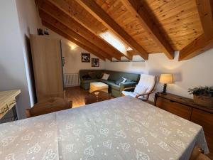 a living room with a table and a couch at 046 Luminosa Mansarda, Giustino in Giustino