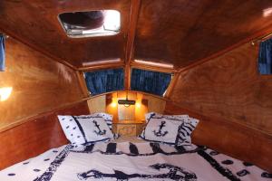 a bed in the back of a boat at The Boat in Ovar