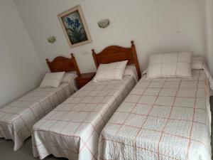 Łóżko lub łóżka w pokoju w obiekcie Hostal Restaurante Pinarejo