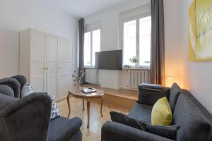 a living room with two chairs and a table at Fewo Romeo und Julia in Bamberg