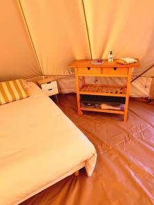 Postel nebo postele na pokoji v ubytování Tente confortable pour 4 personnes
