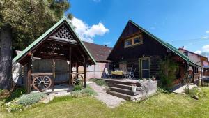 Cette grande maison en bois dispose d'une terrasse couverte. dans l'établissement Drevenica pod Kráľovou hoľou, à Šumiac