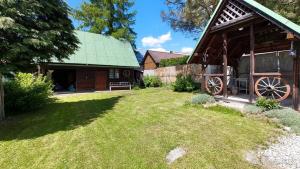une maison avec un toit verdoyant et une cour d'herbe dans l'établissement Drevenica pod Kráľovou hoľou, à Šumiac