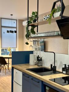 Η κουζίνα ή μικρή κουζίνα στο Стильна квартира біля пляжу Аркадія