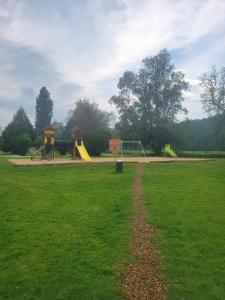 Zona de joacă pentru copii de la Bungalow charmant à Ivry-la-Bataille avec piscine partagée