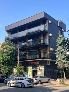 Bangunan di mana terletaknya rumah tamu ini