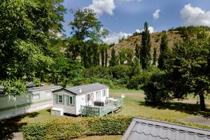 une petite maison au milieu d'une cour dans l'établissement Mobilhome La Clairière, à Saint-Pompont