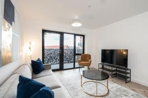 Ảnh trong thư viện ảnh của Birchgrove Pepperpot House Exclusively for 65s ở Godalming