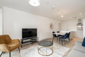 Ảnh trong thư viện ảnh của Birchgrove Pepperpot House Exclusively for 65s ở Godalming