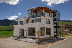 香格里拉Miyinxianye Snow Mountain Makino Migratory Bird Viewing B&B Napa Sea Scenic Area Branch的屋顶上的房子