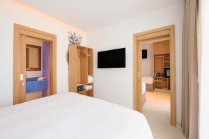 Uma televisão e/ou sistema de entretenimento em Fuwairit Kite Beach, Tapestry Collection By Hilton