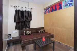 a small room with a bench and a window at Hotel O Kota Airport Formerly Vaishnavi in Kota