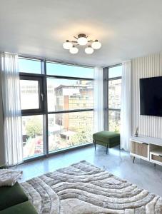 Televisyen dan/atau pusat hiburan di Elegant 1 Bed with free parking