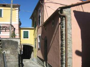 eine Gruppe von Gebäuden nebeneinander auf einer Straße in der Unterkunft Casetta Cinque Terre in Beverino
