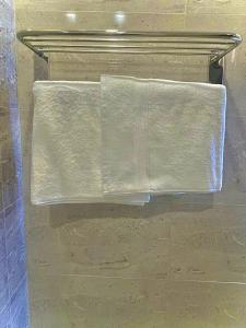 a plastic towel hanging on a rack in a bathroom at جود المدينة للإجنحة الفاخرة in Medina +47 photos