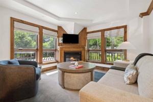 アスペンにあるAspen Mountain Residences, 2 Bedroom Luxury Residence Club Condoのソファと暖炉のあるリビングルーム