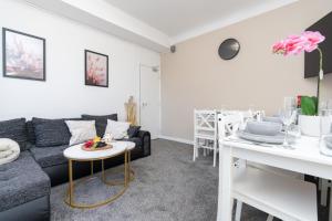 Khu vực ghế ngồi tại Open Mind Property - Hot Tub, 7 Beds & Free Parking