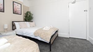 Giường trong phòng chung tại Open Mind Property - Hot Tub, 7 Beds & Free Parking +32 ảnh