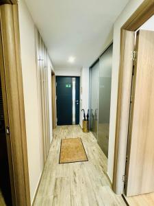 an empty hallway with a rug on the floor at Evoli Apartman in Debrecen