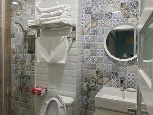 a bathroom with a toilet and a sink and a mirror at 廷海特潮流民宿 漢中館 民宿編號1746 寵物友善陽台房 近微光集與鐵道藝術村 in Taitung City +21 photos