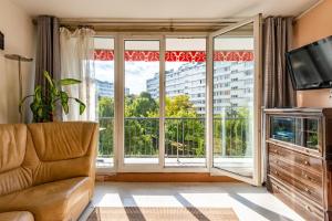 Μια τηλεόραση ή/και κέντρο ψυχαγωγίας στο Double bedroom with shared kitchen & bathroom, Paris