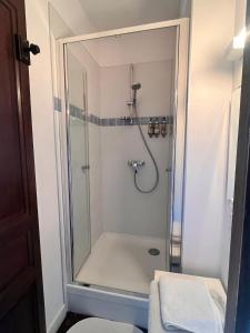 une cabine de douche dans une salle de bain avec toilettes dans l'établissement Aurifat, à Cordes-sur-Ciel