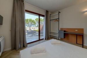 Postel nebo postele na pokoji v ubytování Gardaliva 7 By The Lake + 36 fotografií