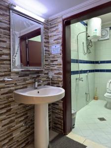 أعمال الهاشم للشقق المخدومة ضبا Al Hashem for Served Apartments的一间浴室