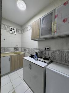 أعمال الهاشم للشقق المخدومة ضبا Al Hashem for Served Apartments的厨房或小厨房