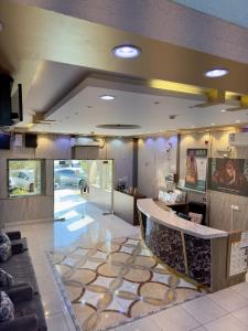 Ḑubāأعمال الهاشم للشقق المخدومة ضبا Al Hashem for Served Apartments的大楼内设有接待处的大厅