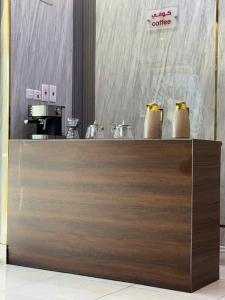أعمال الهاشم للشقق المخدومة ضبا Al Hashem for Served Apartments的咖啡和沏茶工具