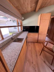 Chalet Meta by Brennus Chamonix的厨房或小厨房