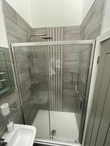 Ένα μπάνιο στο Modern and Stylish Apartment
