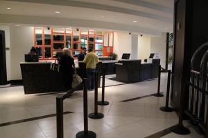 eine Lobby mit Leuten, die an einer Theke stehen in der Unterkunft Chumash Casino Resort in Santa Ynez + 54 Fotos
