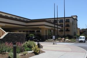 ein Gebäude mit einem Van davor in der Unterkunft Chumash Casino Resort in Santa Ynez