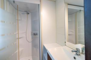 une salle de bains avec douche, lavabo et miroir dans l'établissement Mobilhome Du Bonheur, à Saint-Pompont 12 autres photos