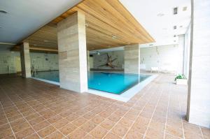 a swimming pool in a large building with a swimming pool at Apartmenthaus Frauenpreiss FeWo 60 in Cuxhaven