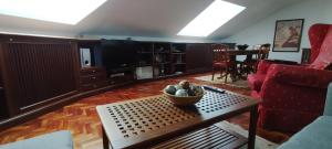 een woonkamer met een bank en een tafel bij El Ático de Frida in Vigo +8 foto's